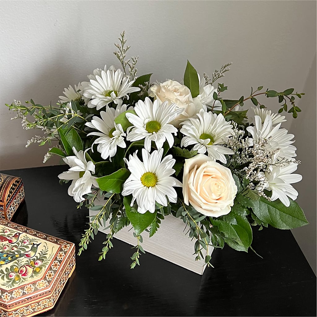 Fresh Linen Box Bouquet – MOM'S FLOWERS, Springfield OH